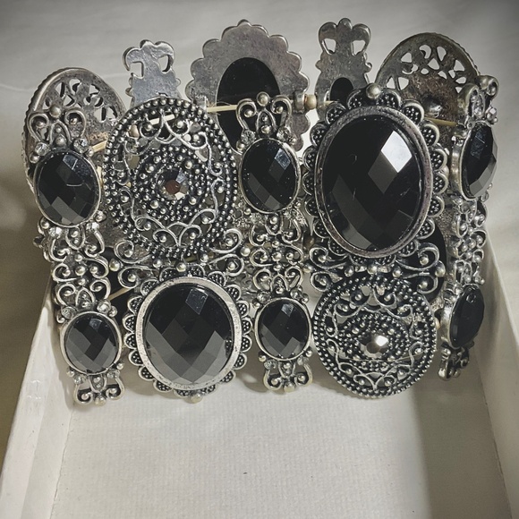 Unique Silver Metal Filigree Stretch Statement Bracelet Faceted Jet Black Gems - Picture 1 of 8